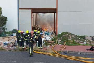 Incendio en una nave industrial de El Goro (Telde) donde se acumulan palets/TA.